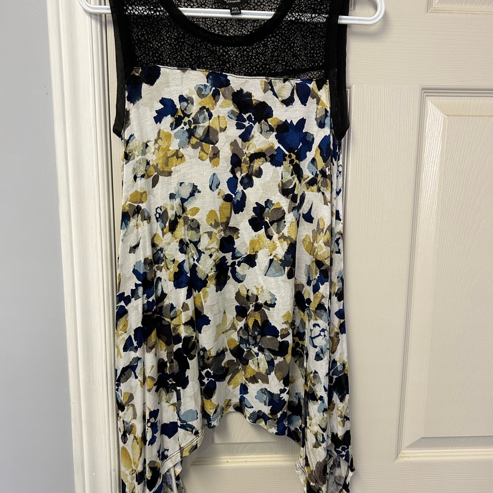 Simply Vera Wang sleeveless top